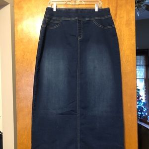 The Main Street Exchange 'Sara' Classic Long Denim Skirt in Dark Wash
